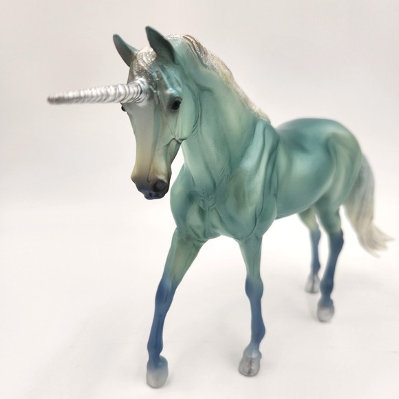 Retired Breyer LE MUR EXCLUSIVE Unicorn Of The Sea 62060 with Sequin Cape - Picture 4 of 16